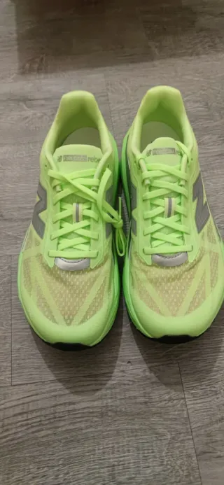 New Balance FuelCell Rebel v5 Verde/Plata