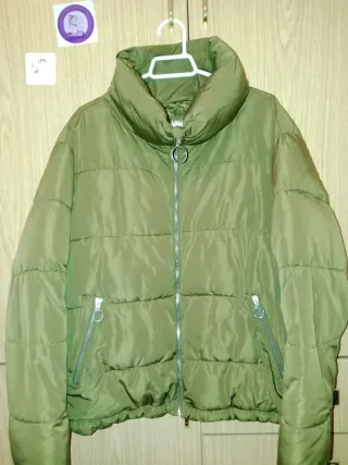 Chaqueta verde oliva acolchada