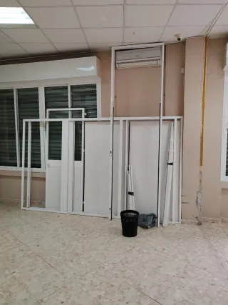 Mampara de oficina con puerta