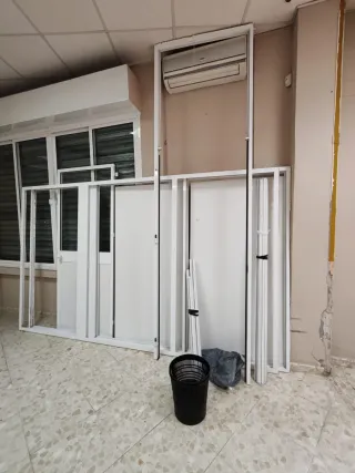 Mampara de oficina con puerta