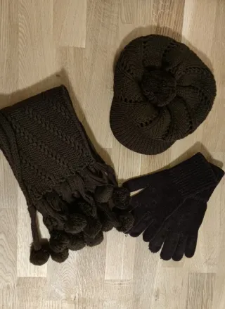 Conjunto de lana marrón: gorro, bufanda y guantes