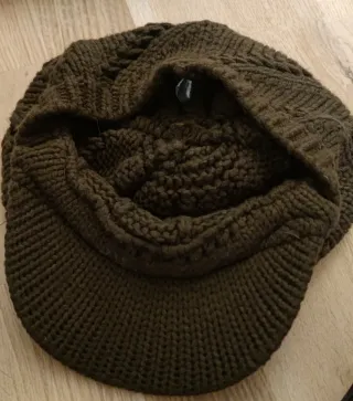 Conjunto de lana marrón: gorro, bufanda y guantes