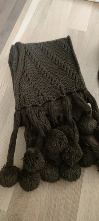 Conjunto de lana marrón: gorro, bufanda y guantes