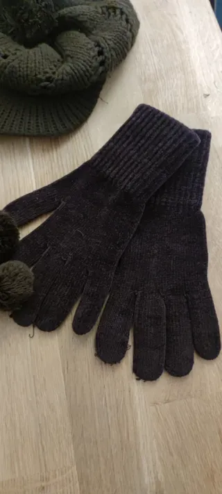 Conjunto de lana marrón: gorro, bufanda y guantes