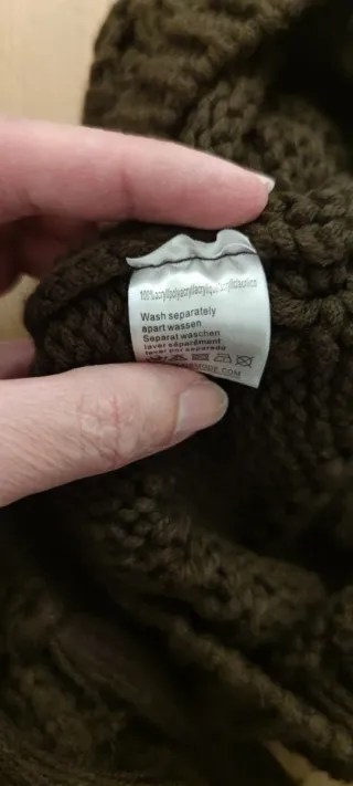 Conjunto de lana marrón: gorro, bufanda y guantes