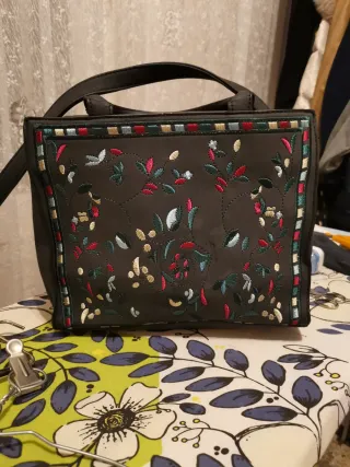Bolso negro con bordado floral multicolor