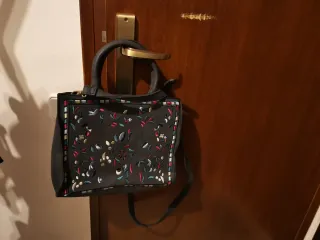 Bolso negro con bordado floral multicolor