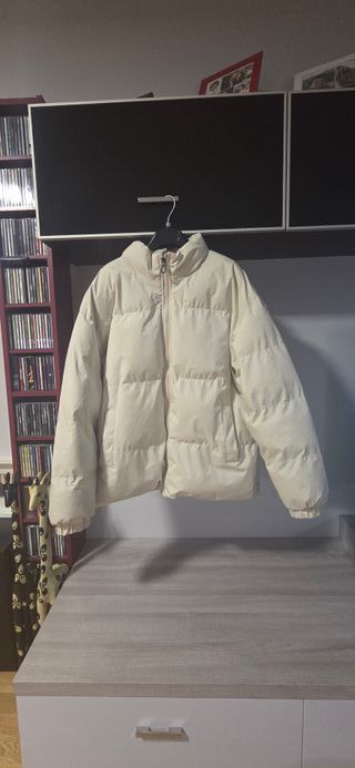 Chaqueta acolchada beige cuello alto