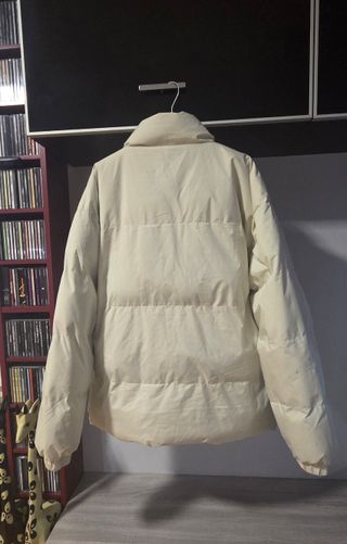 Chaqueta acolchada beige cuello alto