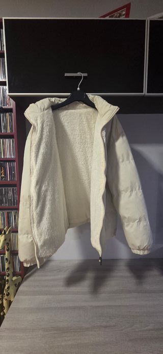 Chaqueta acolchada beige cuello alto