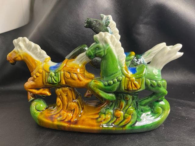 Statua di tre cavalli in stile Tang cinese