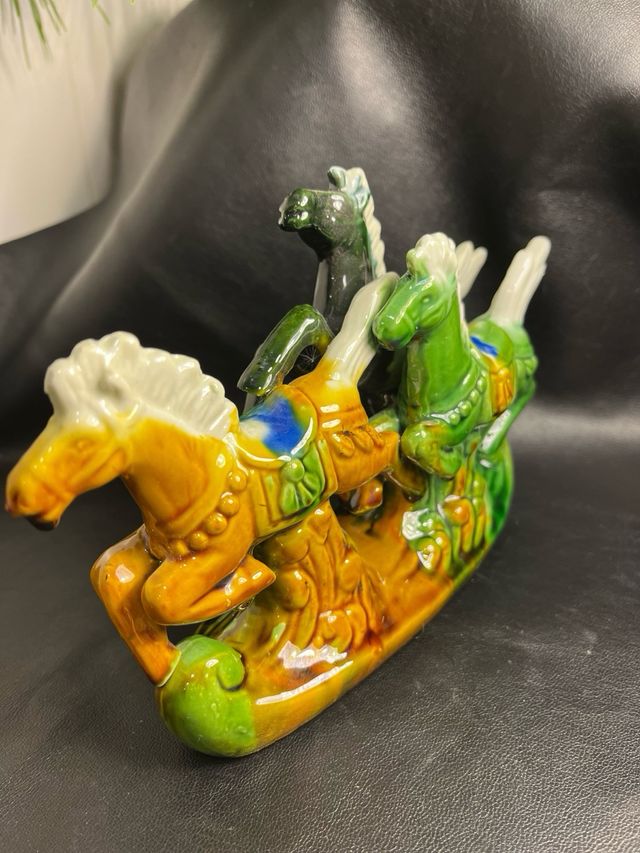 Statua di tre cavalli in stile Tang cinese