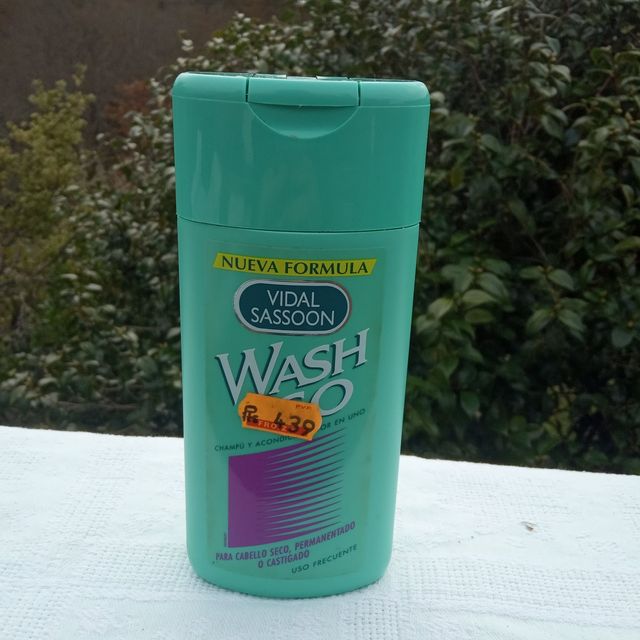 Frasco de xampu Wash and Go Vidal Sassoon