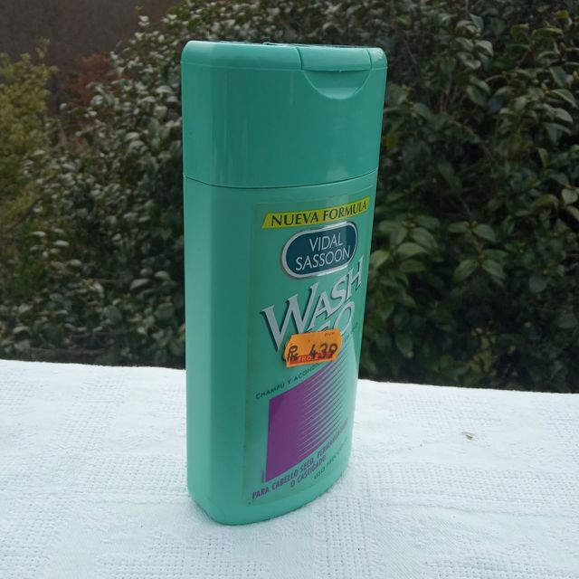Frasco de xampu Wash and Go Vidal Sassoon