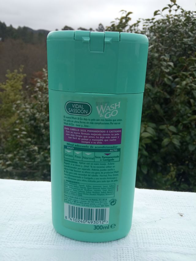 Frasco de xampu Wash and Go Vidal Sassoon