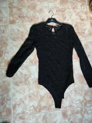 Body de encaje negro manga larga