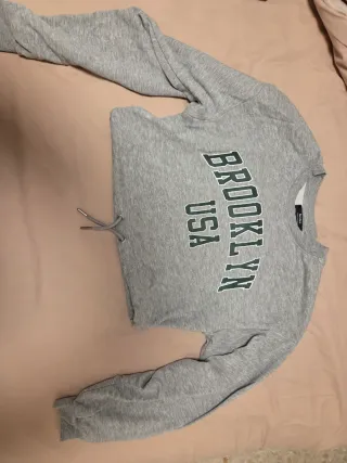 Sudadera crop Brooklyn USA gris
