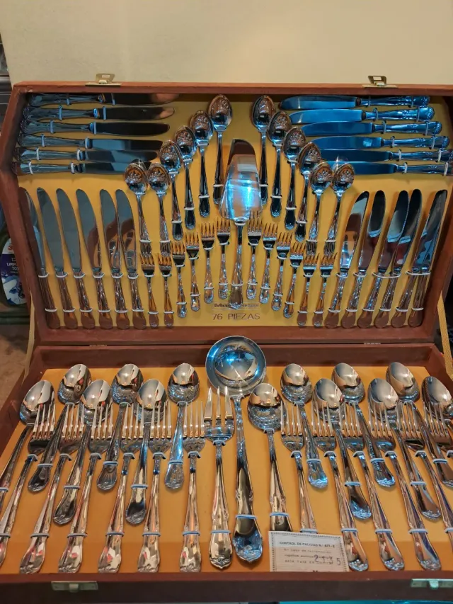 Cubertería de metal 76 piezas si estrenar