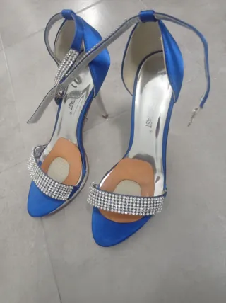 Zapatos de fiesta azules y plateados
