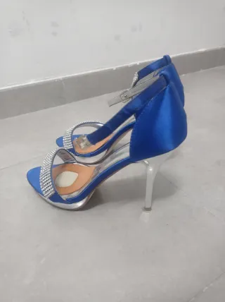 Zapatos de fiesta azules y plateados