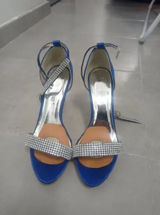 Zapatos de fiesta azules y plateados