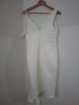 Vestido blanco asimétrico con volantes