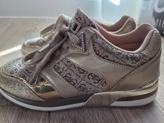 Zapatillas Guess Beige y Doradas