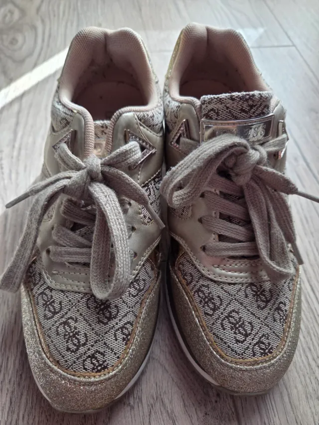Zapatillas Guess Beige y Doradas