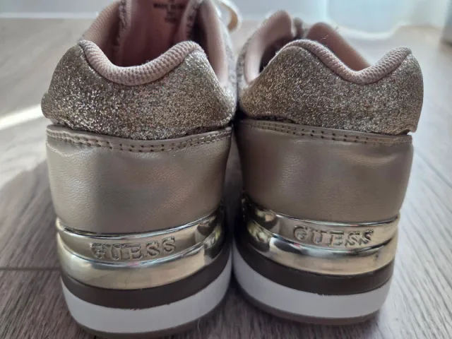 Zapatillas Guess Beige y Doradas