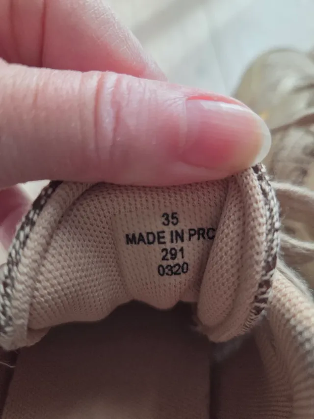 Zapatillas Guess Beige y Doradas