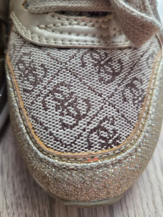 Zapatillas Guess Beige y Doradas