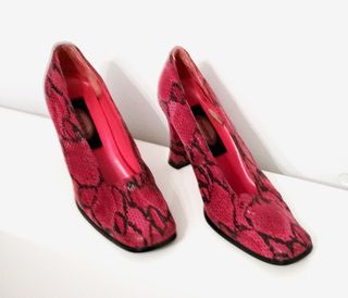 Zapatos de tacón serpiente rosa fucsia