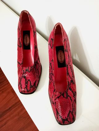 Zapatos de tacón serpiente rosa fucsia