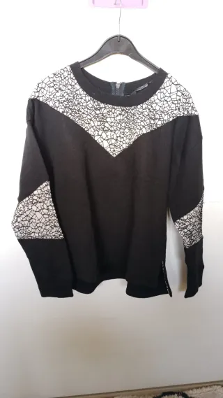 Sudadera negra con detalles blancos