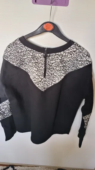 Sudadera negra con detalles blancos