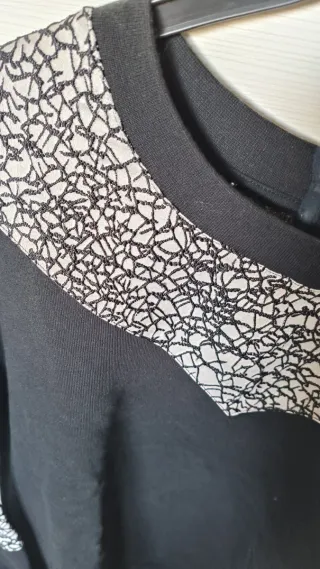 Sudadera negra con detalles blancos