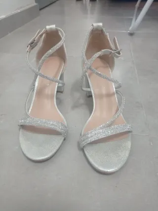 Zapatos de tacón plateados para fiesta