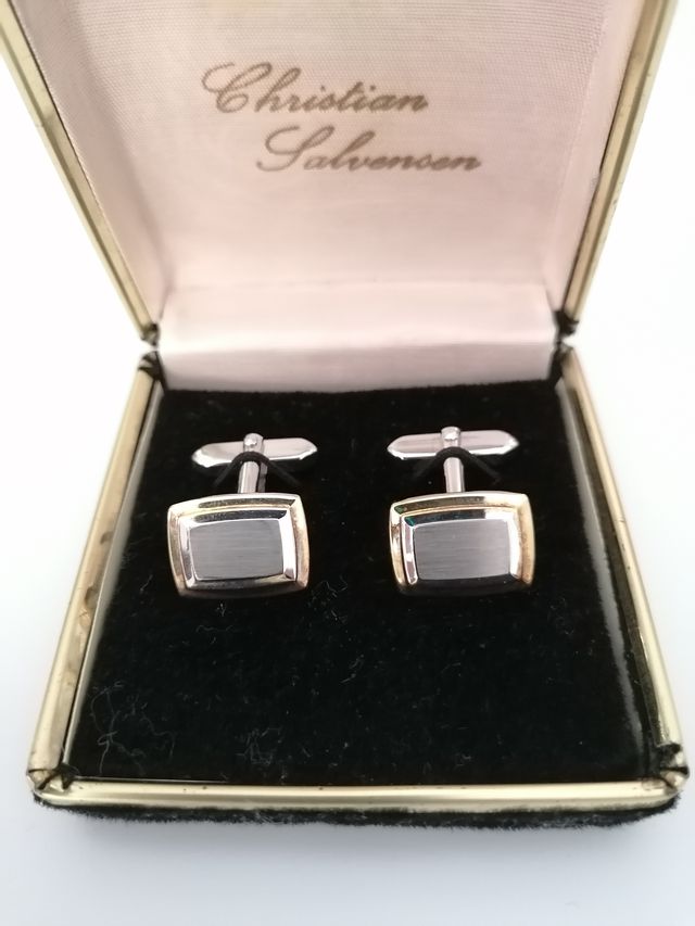 Gemelos de caballero dorados y plateados