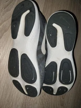 Zapatillas Nike grises y blancas