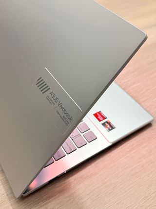 Asus Vivobook Portátil Nuevo AMD RYZEN  AMD RADEON