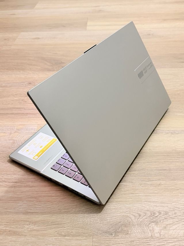 Asus Vivobook Portátil Nuevo AMD RYZEN  AMD RADEON