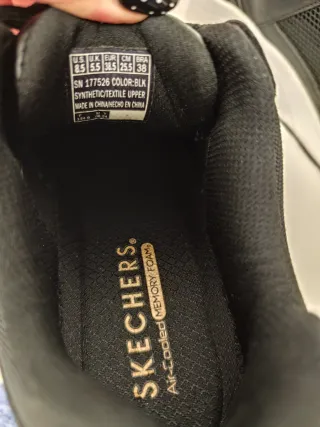 Deportivas Skechers negras y blancas