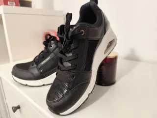 Deportivas Skechers negras y blancas