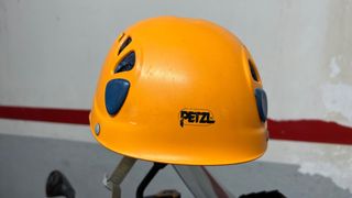 Casco Petzl escalada y vía ferrata