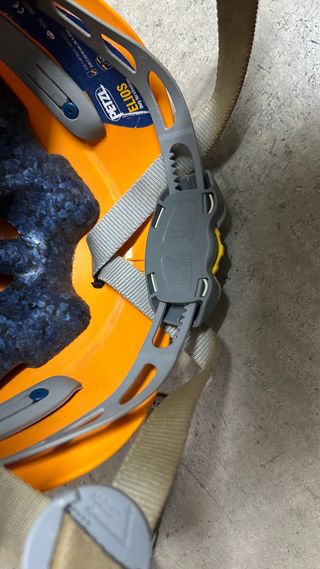 Casco Petzl escalada y vía ferrata