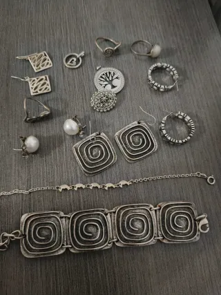 Lote variado de bisutería plateada