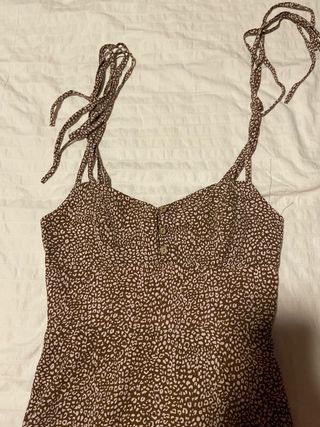 Vestido marrón y rosa con lazada