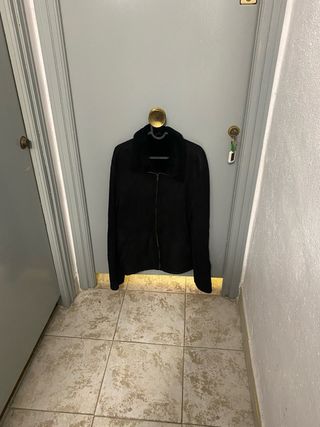 Chaqueta negra con cuello de pelo