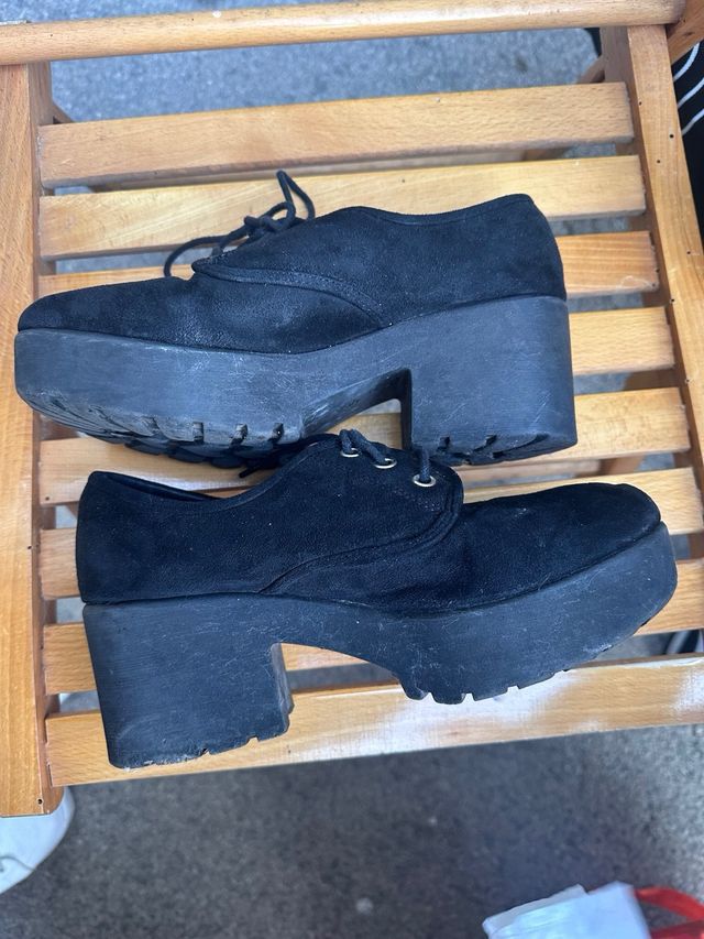 Zapatos negros con tacón