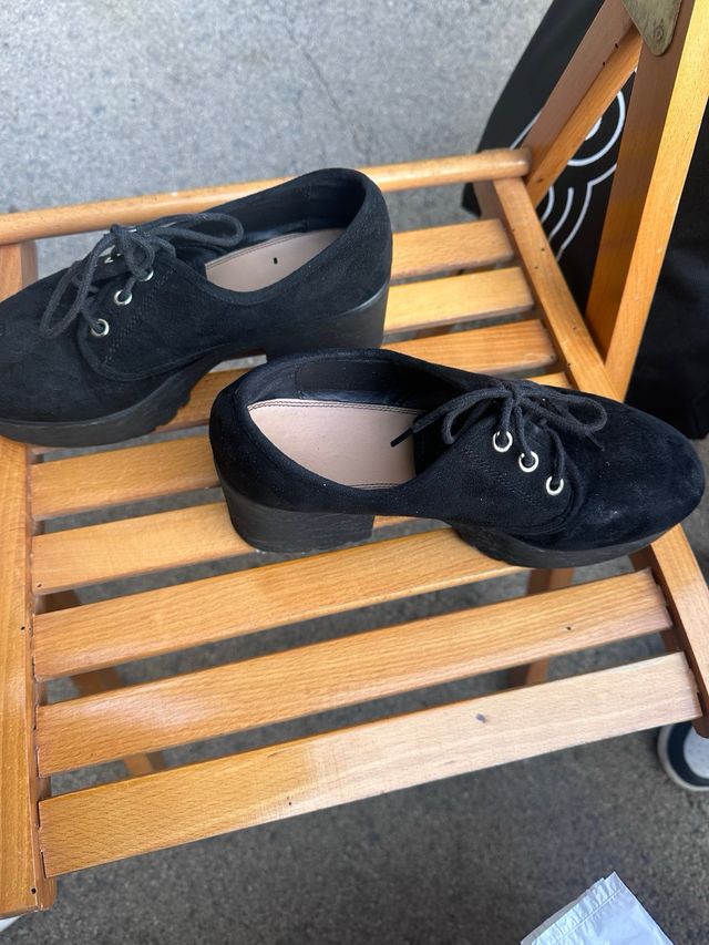 Zapatos negros con tacón